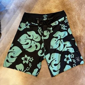 🏄🏼‍♂️DaHui Island Print Board Shorts size 36🏄🏼‍♂️